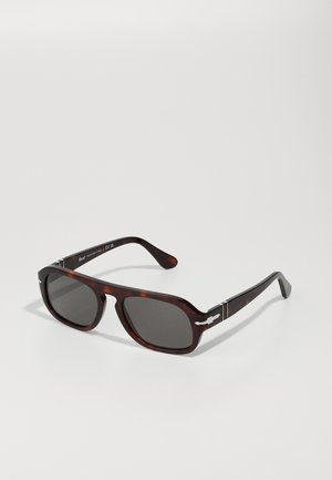 Rechteckige Sonnenbrille mit einem Schildpatt-Kunststoffrahmen, dunklen Gläsern und silbernen Akzentdetails an den Bügeln.