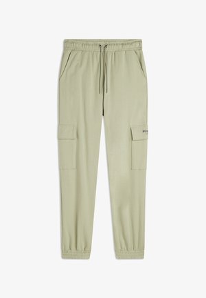 Pantaloni jogger verde chiaro con vita elastica, coulisse regolabile e tasche laterali. Presenta due tasche cargo sulle cosce. Texture morbida.