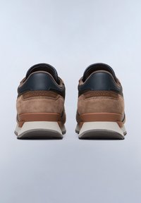 Sneaker in camoscio e pelle marrone con suola in gomma grigia, dotati di un tallone testurizzato e di un logo del marchio sul retro in un accento scuro.