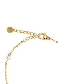 Gouden kettingarmband met een parelaccent, een kreeftsluiting en een ronde hanger met een hartontwerp. De schakels van de ketting zijn ovaalvormig.