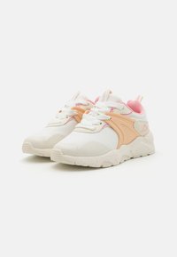 Vita och persikofärgade sneakers med nät- och syntetmaterial, rund tå, tjock sula med prickar och snörningsdesign.