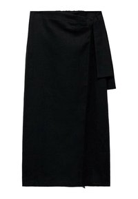 Jupe enveloppante noire en tissu texturé, dotée d'une fermeture à nouer sur le côté et d'une silhouette longue et droite avec un ourlet effiloché.