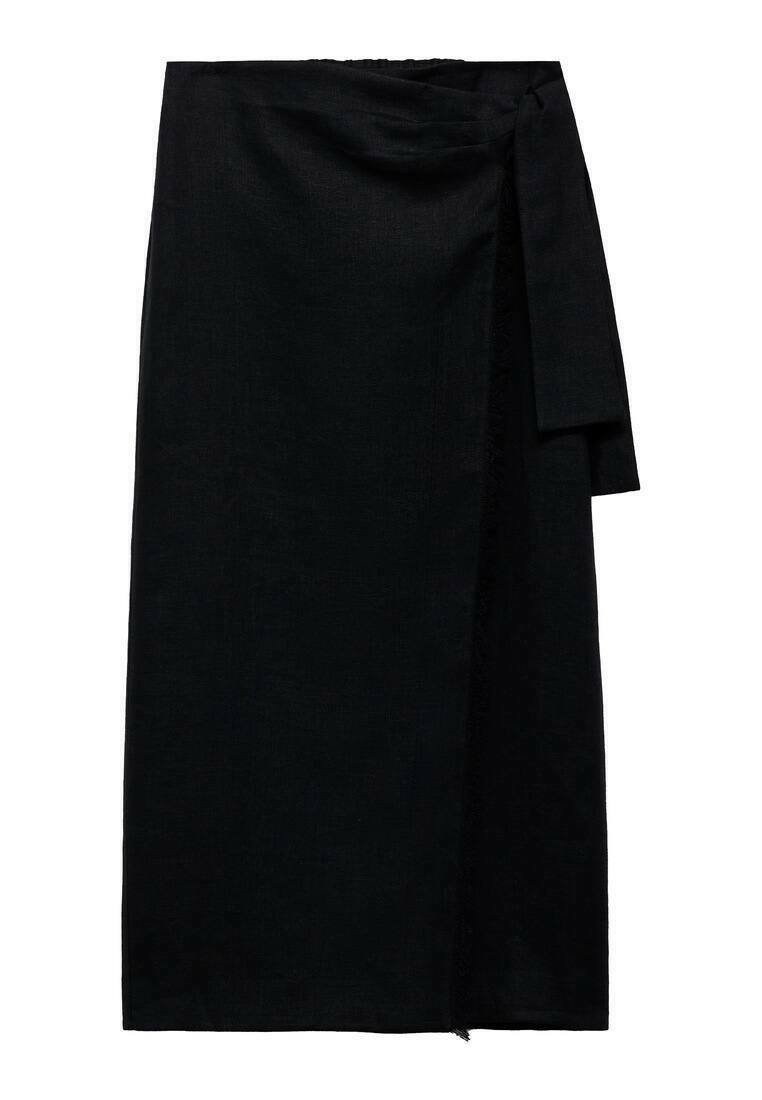 Jupe enveloppante noire en tissu texturé, dotée d'une fermeture à nouer sur le côté et d'une silhouette longue et droite avec un ourlet effiloché.