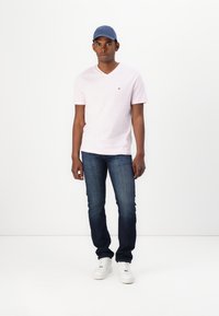 Tommy Hilfiger ESSENTIAL V NECK - Basic T-shirt - light pink