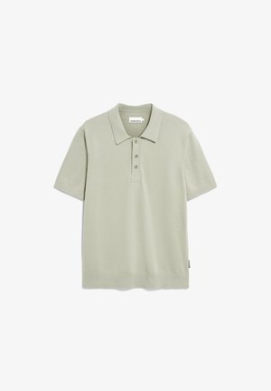 Helles grünes Polohemd mit kurzen Ärmeln aus weichem Material, ausgestattet mit einem klassischen Kragen, drei Knöpfen und einem geraden Saum. Enthält ein Markenschild.