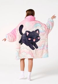 Nadrozmerná ružová a biela polarová deka s kapucňou, ktorá má design čiernej mačky, nadýchanú textúru, dlhé rukávy a útulnú kapucňu.