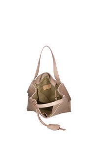 Beige leren tote bag met dubbele handvatten, open bovenkant en binnenvakjes. Gladde textuur en een zacht, ongestructureerd ontwerp. Gevoerd met lichtgroen.