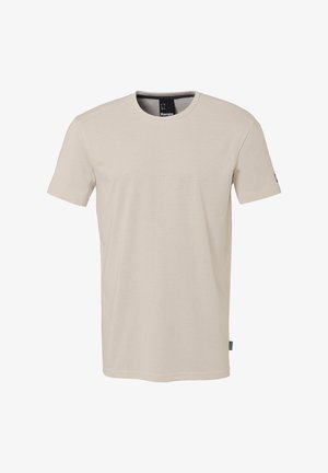 Beige T-shirt met korte mouwen en een ronde hals met kleine logolabels op de nek en de onderste zijnaad, afgebeeld op een witte achtergrond.