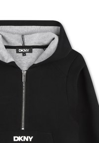 Felpa con zip nera e interno grigio. Presenta una tasca frontale e il logo DKNY sulla parte anteriore inferiore. Texture morbida con un design semplice.