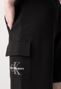 Calvin Klein Jeans CITY GRID  - Pantalones deportivos - black