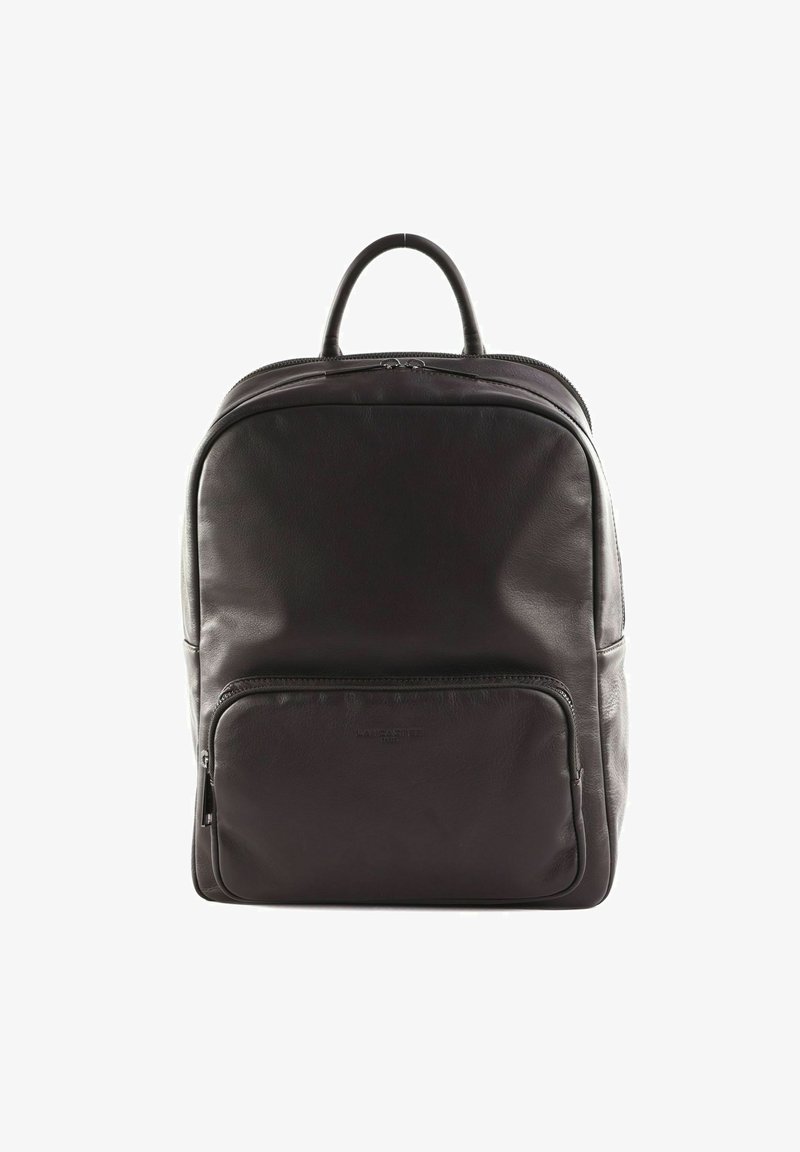 Sac à dos en cuir noir au design arrondi, avec une poignée supérieure et une poche zippée à l'avant. Texture lisse et logo de la marque discret à l'avant.