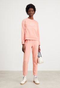 GANT TONAL SHIELD - Treniņtērpa apakšdaļas - peachy pink