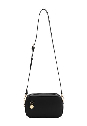 Schwarze rechteckige Umhängetasche mit verstellbarem dünnem Riemen, goldfarbenen Reißverschlussanhängern und einem kleinen runden goldfarbenen Anhänger vorne.