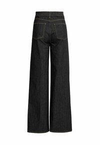 Pantalons en denim noir à jambe large avec taille haute, deux poches au dos, coutures contrastantes et texture douce.