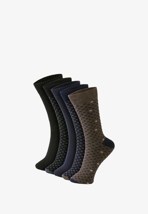 Fünf Paar Socken in Schwarz, Dunkelblau und Braun, mit gerippten und gepunkteten Mustern. Verschiedene Texturen mit glatten und gestrickten Oberflächen.