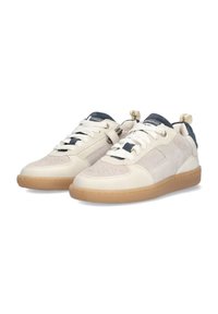Baskets avec une tige en cuir beige, des accents en daim et une semelle en caoutchouc beige. Comprend des lacets blancs et un col bleu marine.