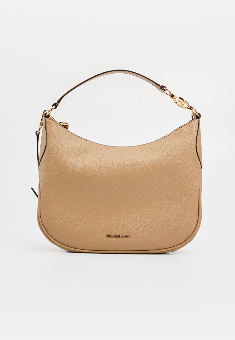 Bolso de hombro de cuero beige con forma curvada, adornos en negro, detalles en dorado y un asa corta. Logo de la marca sutil en la parte frontal.