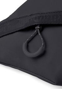 Schwarze Textiltasche mit strukturierter Oberfläche, kontrastierenden grauen Beschlägen und einem runden Zugring aus gummiertem Material.