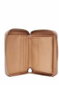 Interno di un portafoglio in pelle tan con chiusura a zip, dotato di più slot per carte e un singolo taschino per banconote o monete. Texture liscia.