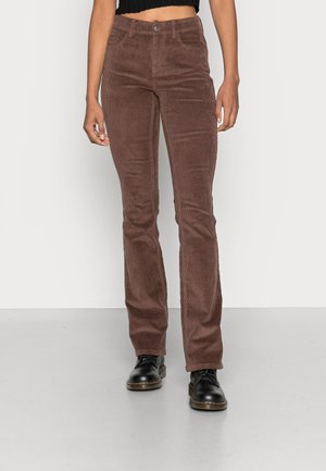 Pantalon en velours côtelé marron avec un design à jambes droites, doté d'une fermeture à bouton, de passants de ceinture et d'une texture de côtes verticales subtiles.