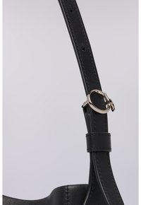 Schwarzer Lederhandtaschenriemen mit einer silberfarbigen Hardware-Verstellung. Glatte Textur mit detaillierter Naht entlang der Kanten.