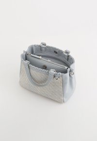 Blaues Handtasche mit einer gewebten Textur auf einer Seite, Lederakzenten, zwei oberen Griffen und einer inneren Reißverschlusstasche zur Organisation.
