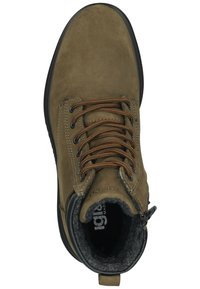 Botas de tobillo de ante marrón con cordones marrones, suela de goma negra y cierre de cremallera en el costado. Forro interior suave visible en la parte superior.