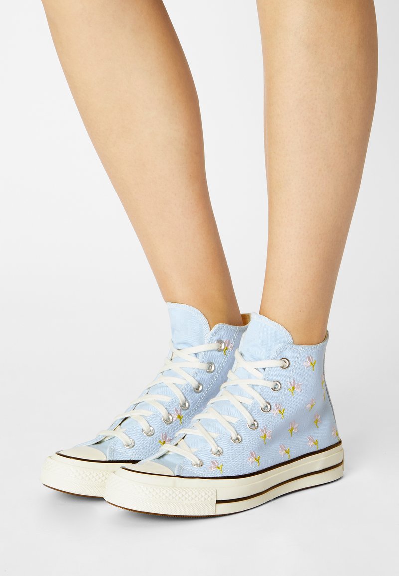Converse CHUCK 70 EMBROIDERED GARDEN PARTY Vysoké tenisky chambray blue/egret/black/modrá