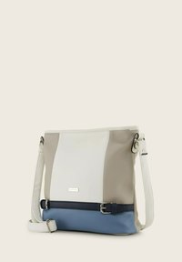 Borsa a tracolla bianca, grigia e blu. Realizzata in materiale testurizzato con fondo liscio. Presenta una fibbia argentata e una tracolla regolabile.