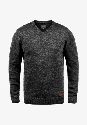 Suéter gris oscuro con cuello en V, mangas largas, puños y dobladillo de canalé, patrón de tejido texturizado y un pequeño parche de cuero con logo en la parte inferior.