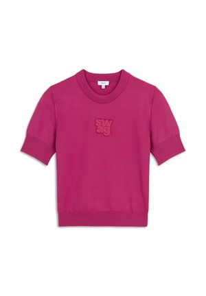 Krótki rękaw, intensywnie różowy sweter wykonany z dzianiny z teksturowanym logo "swag" na piersi oraz prążkowanymi detalami przy szyi i hemie.