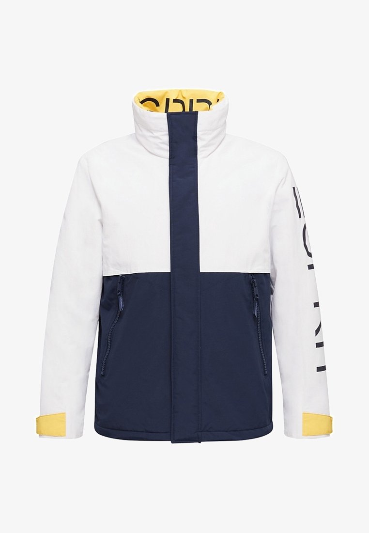 Veste blanche et bleu marine avec un col intérieur jaune, des poches zippées à l'avant, et un texte noir sur la manche droite.