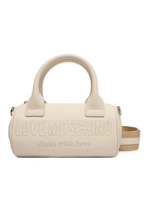 Borsa cilindrica crema con doppi manici, tracolla a righe staccabile e testo in rilievo "LOVE MOSCHINO Made with love" sul davanti.