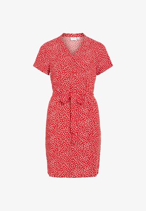 Červené krátke šaty s bielymi nepravidelnými bodkami, výstrih do V, zapínanie na gombíky vpredu a opasok viazaný v páse.