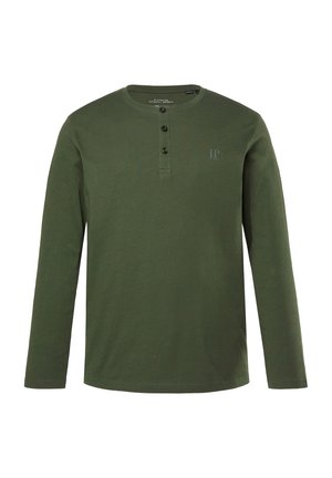 Hedvábně zelená triko s dlouhým rukávem typu Henley, se třemi černými knoflíky a jemným logem "JP 1880" na hrudi, na bílém pozadí.