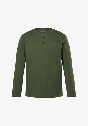 Hedvábně zelená triko s dlouhým rukávem typu Henley, se třemi černými knoflíky a jemným logem "JP 1880" na hrudi, na bílém pozadí.