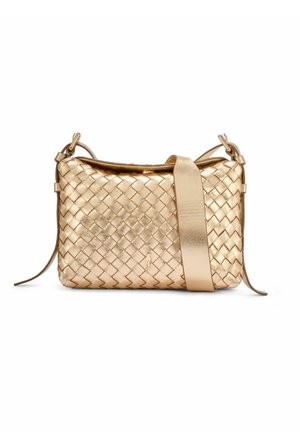 Złota torebka na ramię wykonana z tkanej skóry, z szerokim paskiem i regulowanymi bocznymi węzłami, o prostokątnym kształcie i gładkiej powierzchni.
