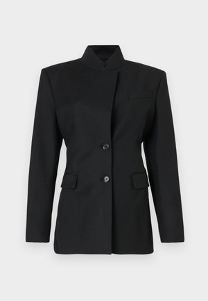 Blazer nero su misura con colletto alto, due bottoni e due tasche frontali. Realizzato in un tessuto texturizzato con una vestibilità strutturata.
