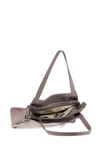 Borsa a tracolla in pelle grigia con texture liscia, scomparti con zip e tracolla regolabile. Presenta un delicato motivo interno.