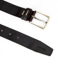 Cinturón de cuero negro con acabado texturizado, con una hebilla metálica rectangular en tono dorado y múltiples agujeros de ajuste. Nombre de la marca en relieve.