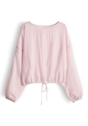 Blouse rose clair à manches longues, coupe ample, col rond, poignets élastiques et ourlet à cordon, sur fond blanc.