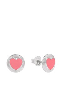 Silberne Ohrstecker mit rosa herzförmigen Mittelpunkten, einer zeigt die Vorderseite und der andere die Rückseite mit einem 925-Stempel am Verschluss.