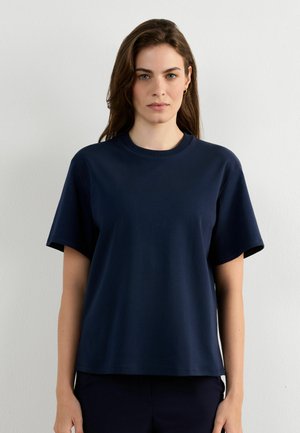 Camiseta de manga corta azul marino hecha de un tejido suave, con cuello redondo clásico y ajuste holgado. Diseño simple y limpio.