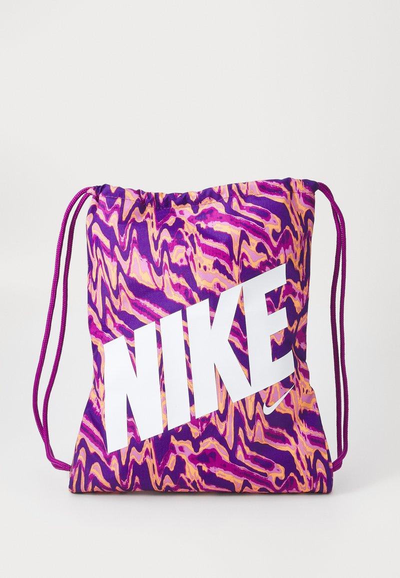 Virvantis purpurinis ir oranžinis raštas su dideliu baltu „NIKE“ logotipu ryškiomis raidėmis.