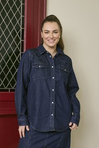 Mørkeblå denimskjorte med lange ærmer, knappet front, to brystlommer og en klassisk krave, parret med en denimnederdel.