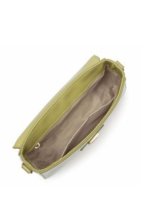 Borsa a tracolla verde con una finitura liscia e lucida, dotata di un interno in tessuto beige e di una tasca con zip.