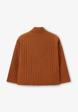 Steppjacke in verbranntem Orange, ausgestattet mit einem hohen Kragen, langen Ärmeln und einem strukturierten Rippmuster. Weicher Stoff mit lässiger Passform.