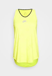 Camiseta sin mangas deportiva Dri-FIT de Nike en color amarillo, con cuello redondo, logo impreso en gris y un dobladillo trasero más largo. Fabricada con material que absorbe la humedad.