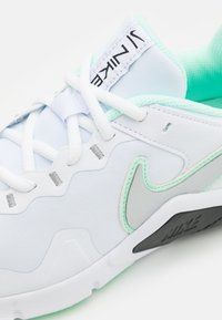 Nike Performance LEGEND ESSENTIAL  - Sapatilha de treino - white/metallic silver/mint foam/black/universal blue