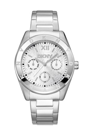 Silberne DKNY-Uhr mit einem strukturierten weißen Zifferblatt, rundem Gehäuse und großen Ziffern. Verfügt über drei kleine Zähler und ein metallisches Gliederarmband.